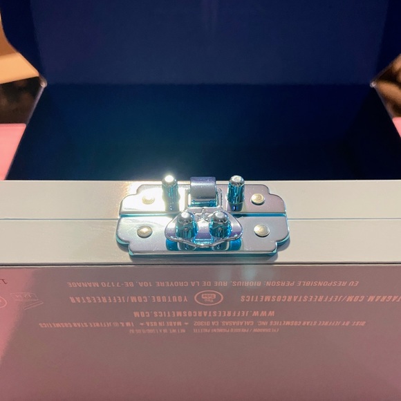 JEFFREE STAR Cosmetics BLUE BLOOD Eyeshadow Palette Makeup NEW IN BOX CASE - Picture 10 of 16